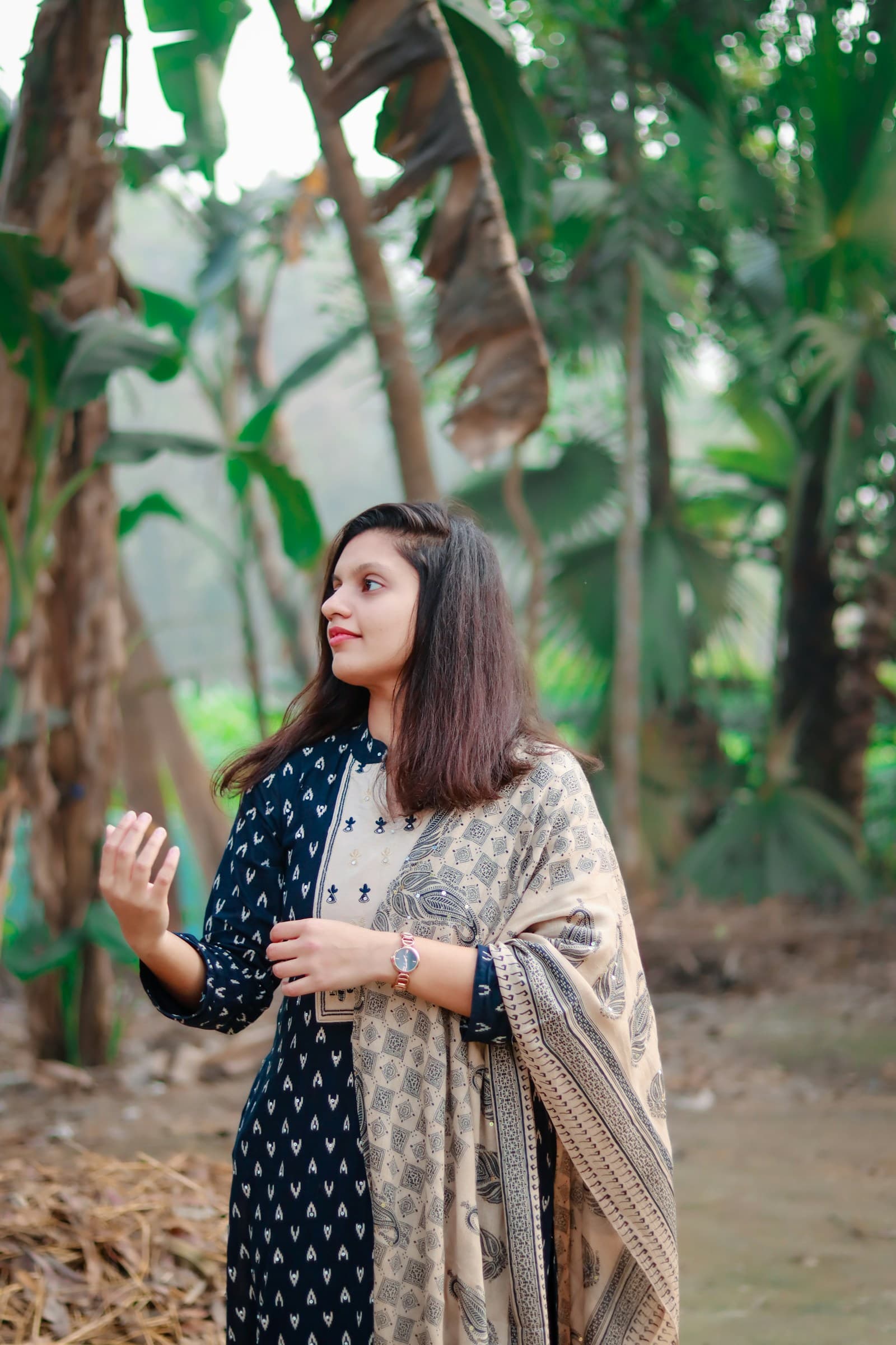Woman wearing a dark blue and ivory printed kurta with a dupatta